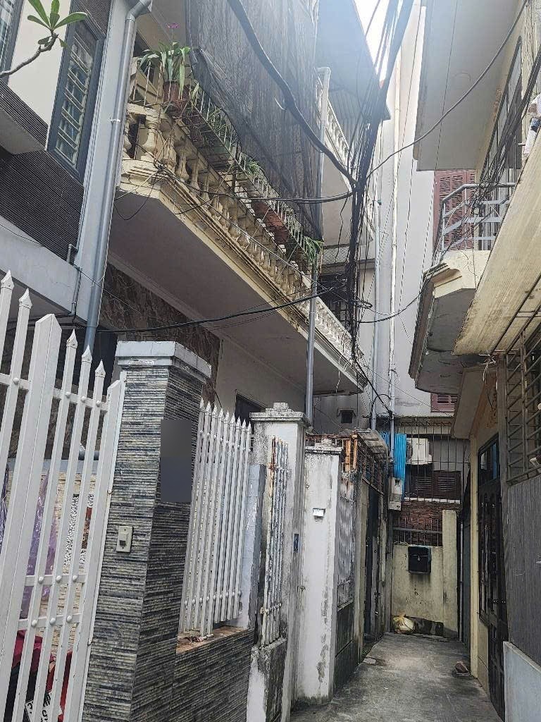 Nhà gần phố Nguyễn Văn Cừ, sổ 58m², MT 4,3m, 3 tầng + lửng, 3 phòng ngủ – 5 phút sang phố cổ - ảnh 3